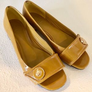 Designer TORY BURCH yellow patent leather flat 7
